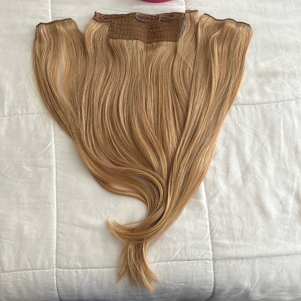 NEW. Dirty blonde halo 20” extensions. Worn twice for a few hours